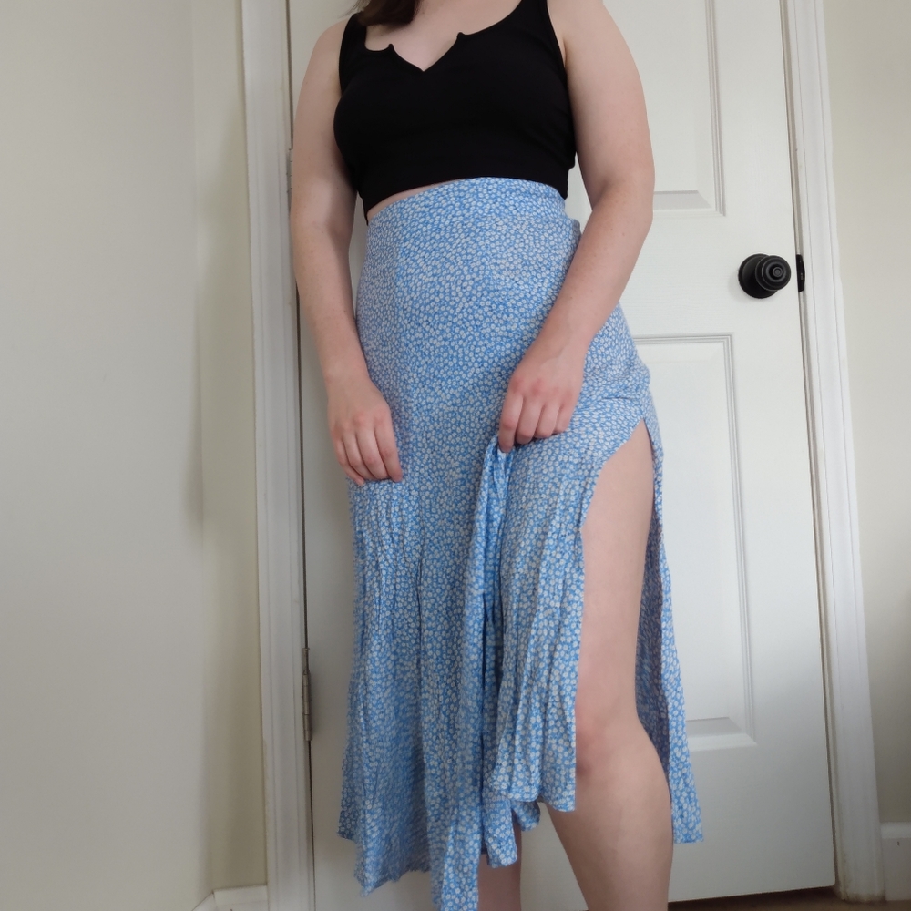 H&M Blue Daisy Print High Waisted Midi Flare Skirt with Side Slit 💙